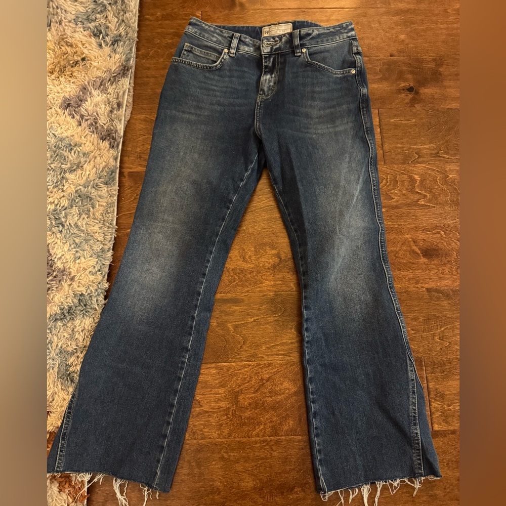 Free people size 28
Boot cut with frayed bottom